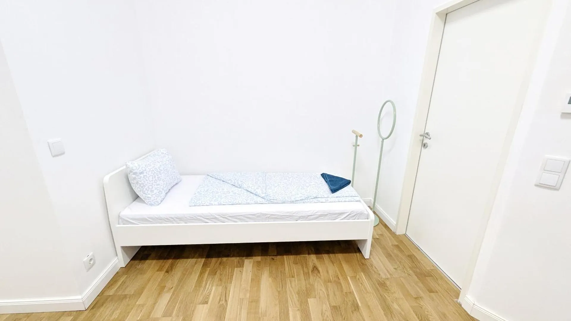Spacious Apartment In A Lively Area Vienna