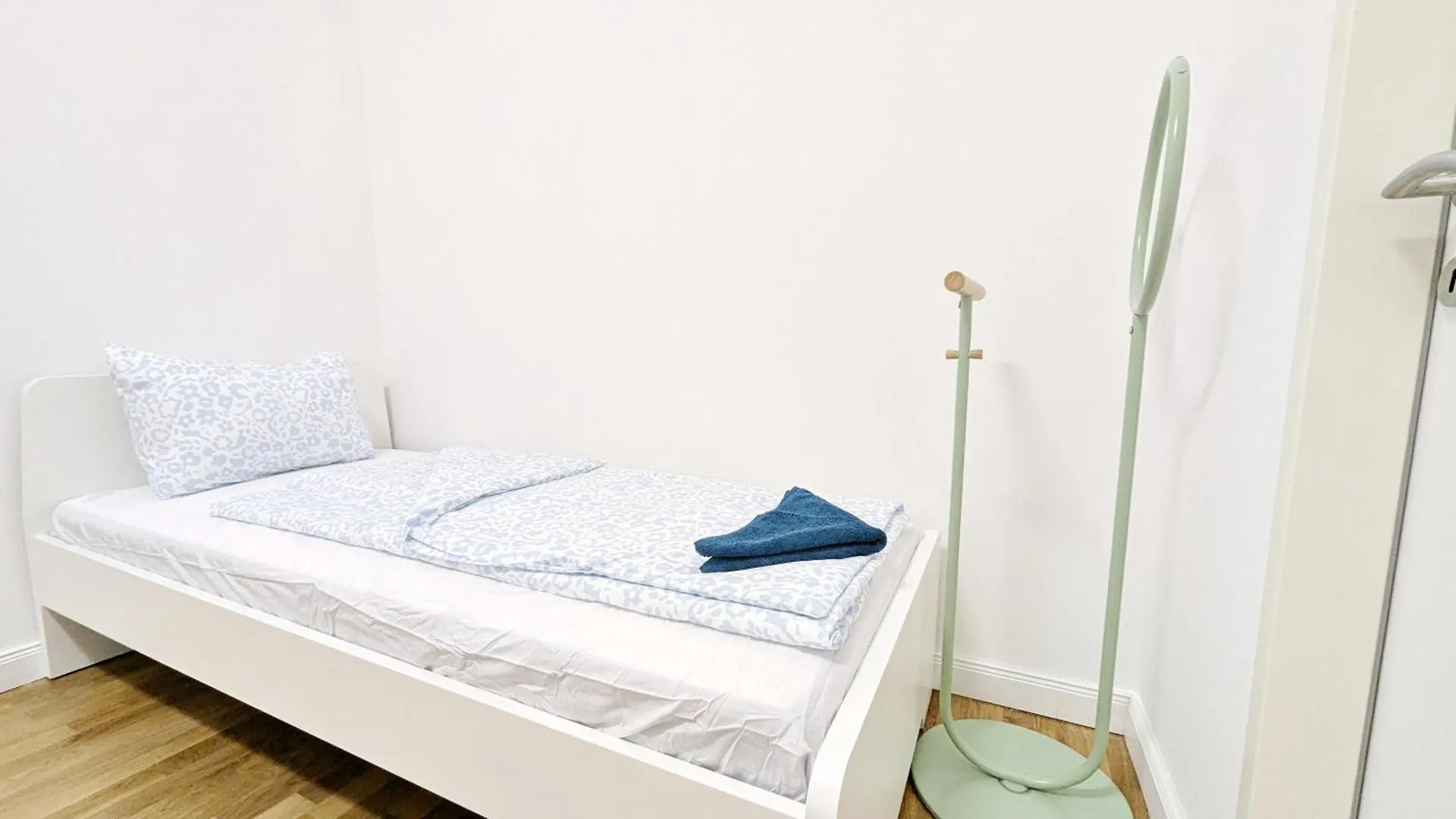 Spacious Apartment In A Lively Area Vienna